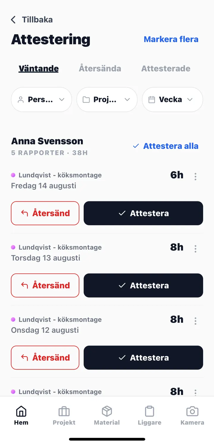 Tidas mobilapp: attesteringsvy där tidrapporter godkänns eller återsänds.