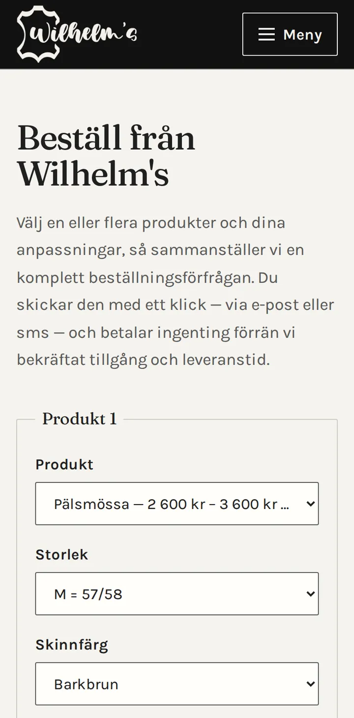 Beställningsförfrågan på wilhelms.se i en mobil, med en pälsmössa vald i storlek, skinnfärg och innerhätta.